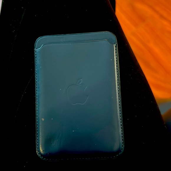 Leather card holder on back of any smart phone - Picture 2 of 3